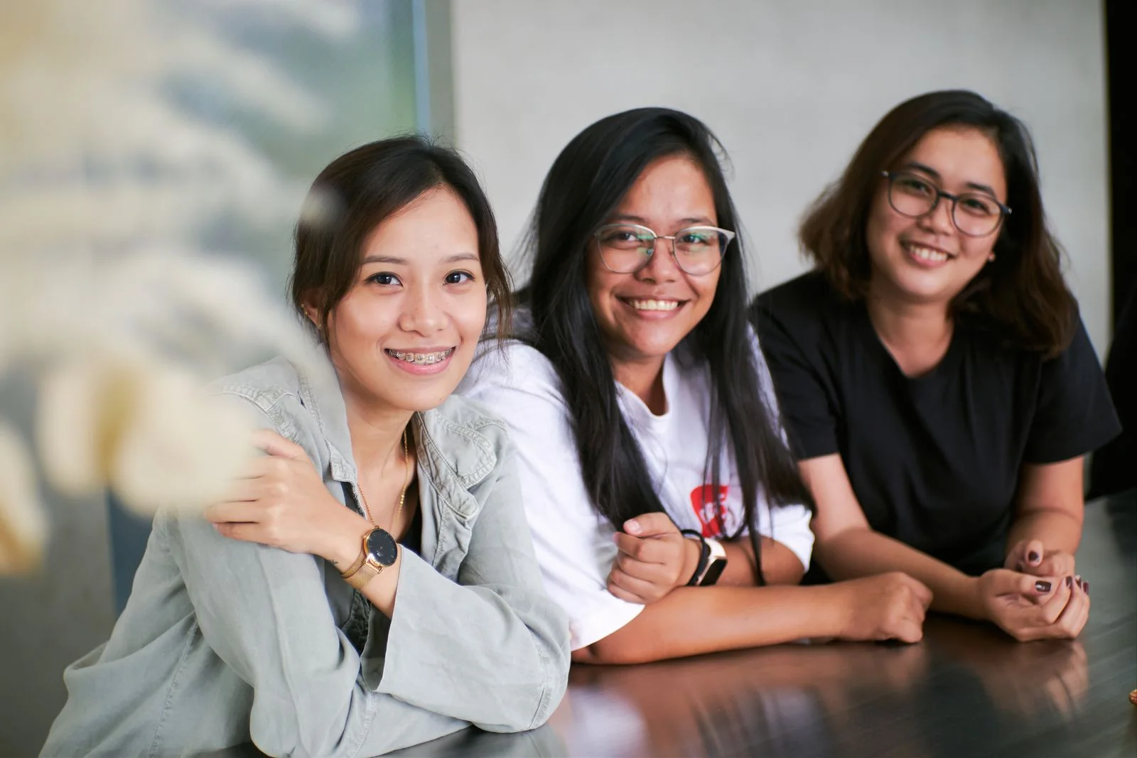 Perempuan berbincang bersama